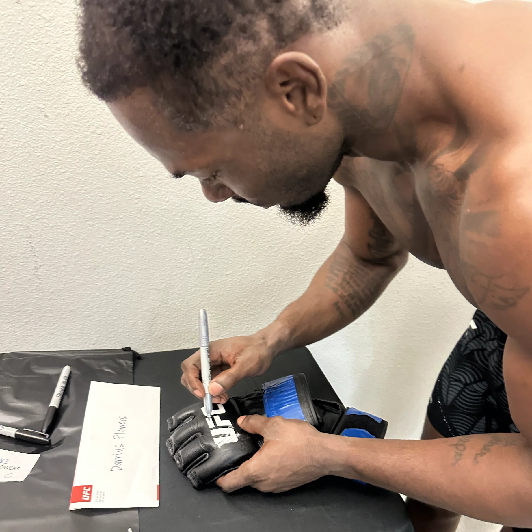 Darrius Flowers Signed 1-of-1 Fight Worn Gloves UFC Fight Night: Moicano vs Duncan - Image 2